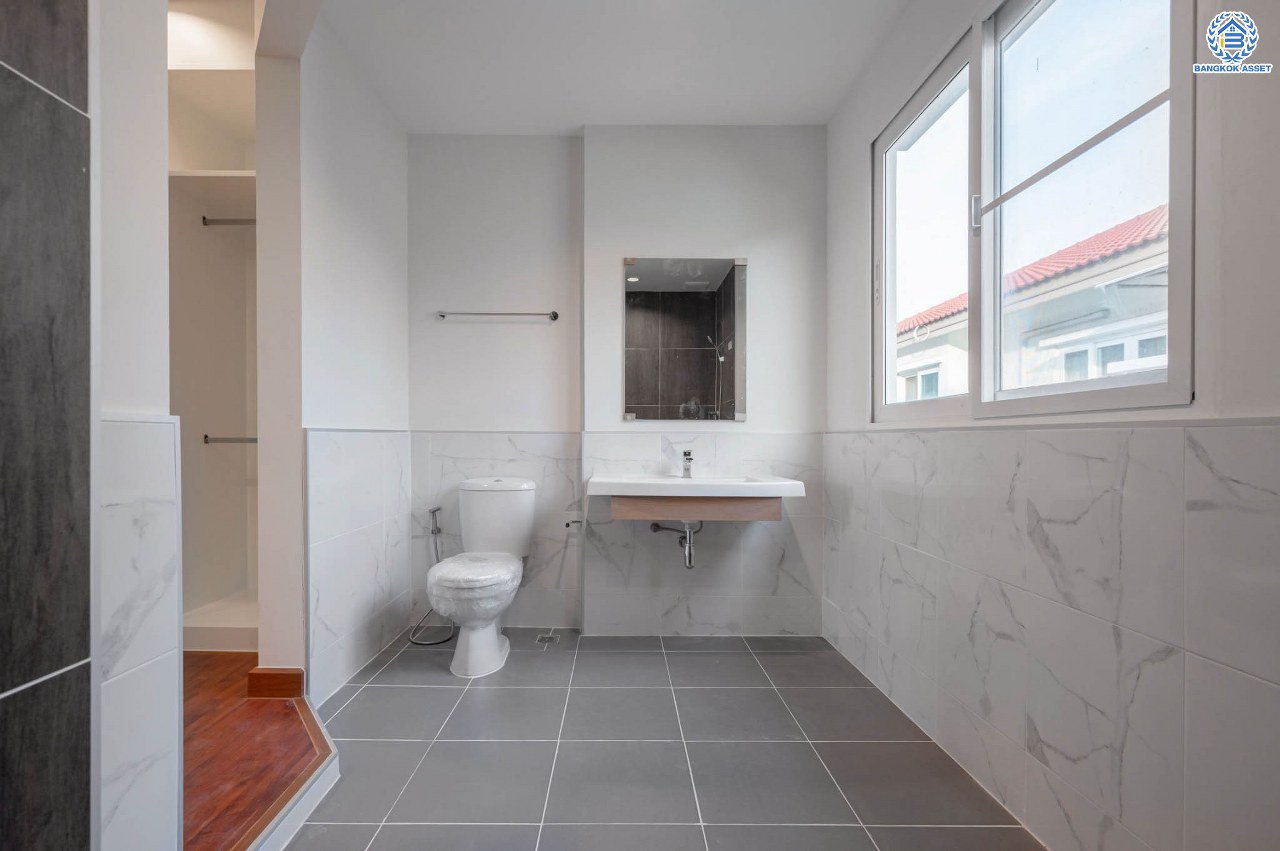 บ้านมือสองตกแต่งใหม่ โครงการ คาซ่าแกรนด์ รัตนาธิเบศร์-ราชพฤกษ์ บ้านเดี่ยวจากแบรนด์ Q.House เนื้อที่ 68 ตร.ว. ฟังก์ชัน 3 ห้องนอน 4 ห้องน้ำ 1 ห้องแม่บ้าน จอดรถได้ถึง 2 คัน พร้อม Facilities ครบครัน บนทำเลเดินทางสะดวก ติดถนนราชพฤกษ์ ใกล้เซ็นทรัลเวสต์เกต และรถไฟฟ้าสายสีม่วง "สถานีบางรักใหญ่"